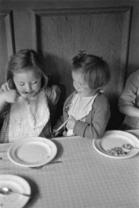 Fotoserie kinderopvang cq kinderbewaarplaats Would you like to finish my plat, Bestanddeelnr 935-2107
