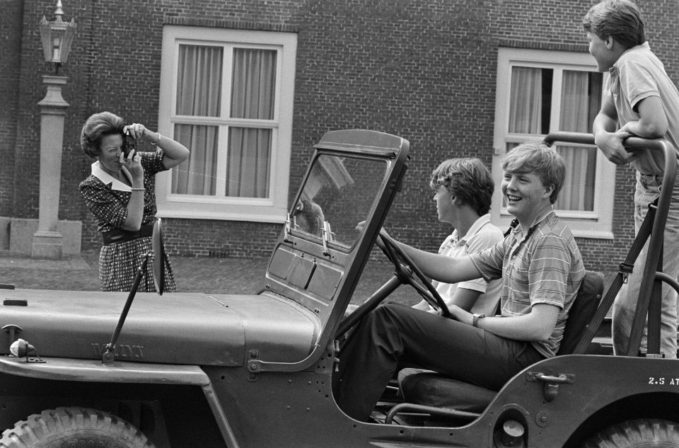 Foto-uurtje Koninklijke familie achter het stuur Prins Willem Alexander, naast , Bestanddeelnr 933-3712