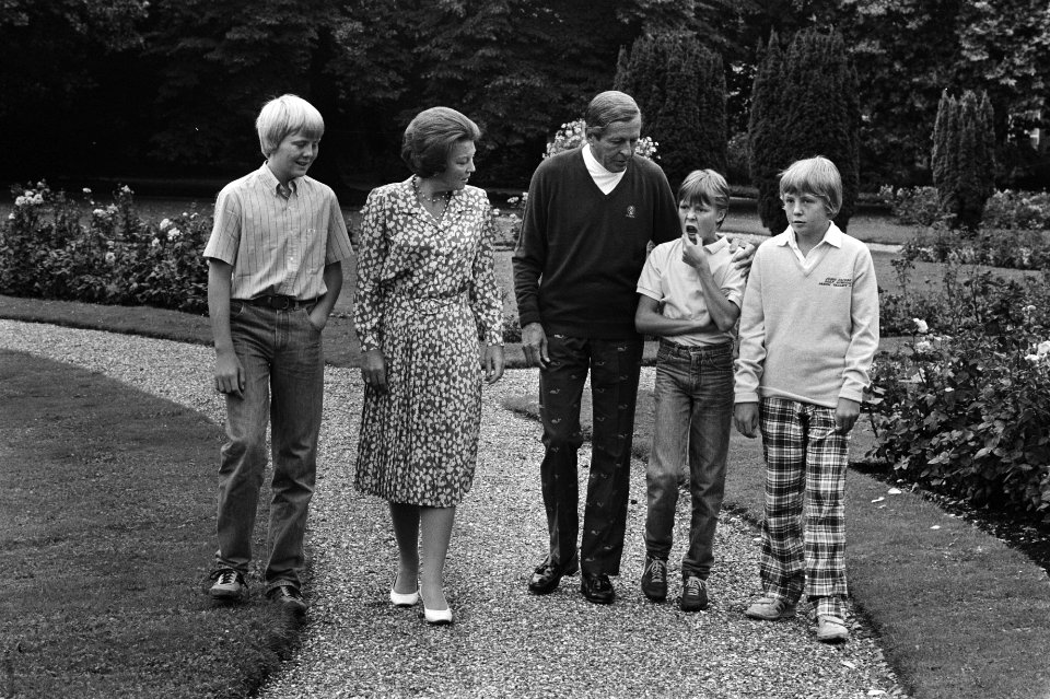 Foto-uurtje Koninklijke Familie op Huis ten Bosch Familie wandelt in de tuin, Bestanddeelnr 932-2832
