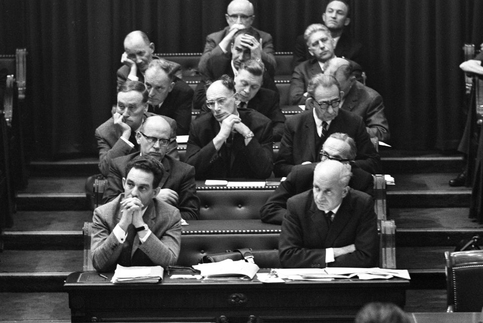 Fractievoorzitter van de PvdA, Nederhorst met een deel van zijn fractie, Bestanddeelnr 918-4268
