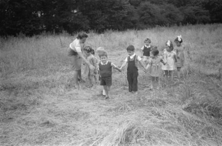 Fotoserie kinderopvang cq kinderbewaarplaats Organised games are played in the, Bestanddeelnr 935-2108