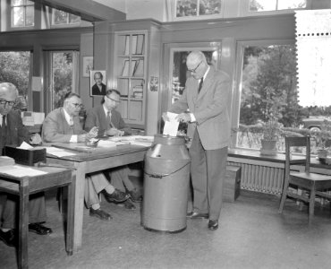 Fractievoorzitter van de KVP, Romme, brengt zijn stem uit in Bloemendaal, Bestanddeelnr 907-8232