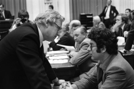 Fractievoorzitters Frans Andriessen (KVP) en Ed van Thijn (PvdA) in gesprek tijd, Bestanddeelnr 929-0986
