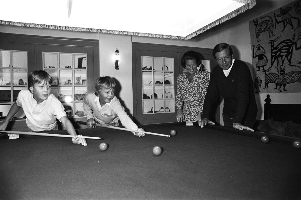 Foto-uurtje Koninklijke Familie op Huis ten Bosch hele familie aan het biljart, Bestanddeelnr 932-2835