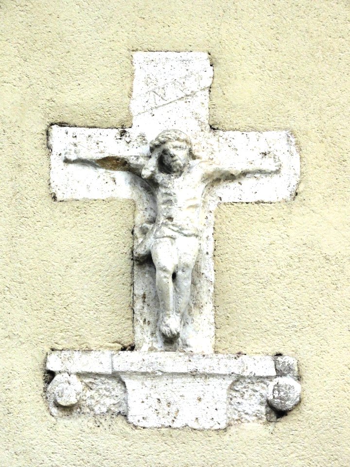 Foug (Meurthe-et-M.) croix relief sur façade de maison