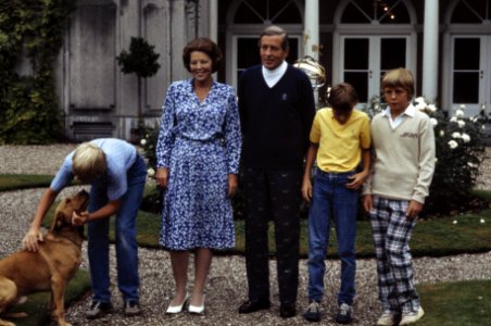 Fotosessie Koninklijke Familie op Huis ten Bosch het gehele gezin in de tuin, Bestanddeelnr 253-8765