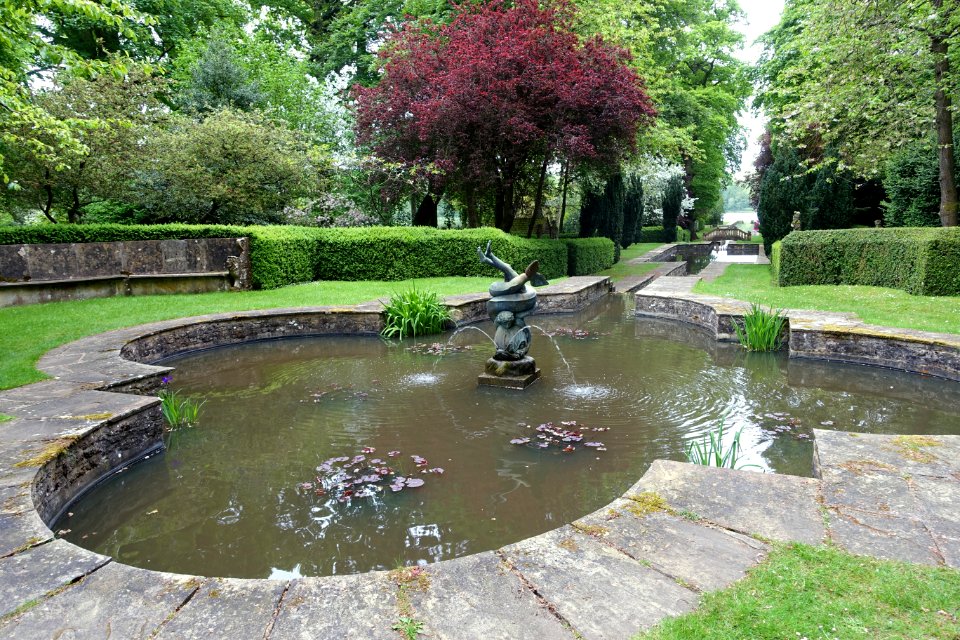 Fountain - Buscot Park Gardens - Oxfordshire, England - DSC00275