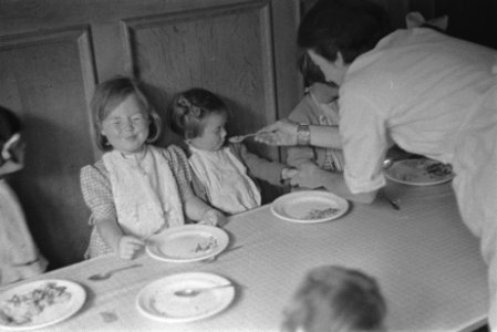 Fotoserie kinderopvang cq kinderbewaarplaats Eat it all up and you will be a , Bestanddeelnr 935-2114