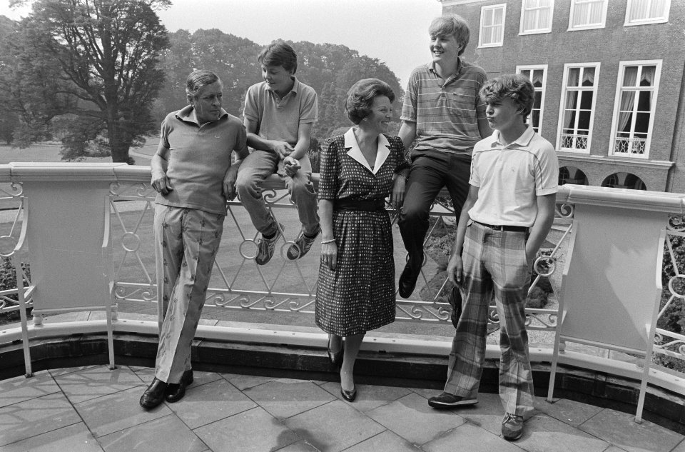 Foto-uurtje Koninklijke familie v.l.n.r. Prins Claus, Prins Constantijn, Koning, Bestanddeelnr 933-3706