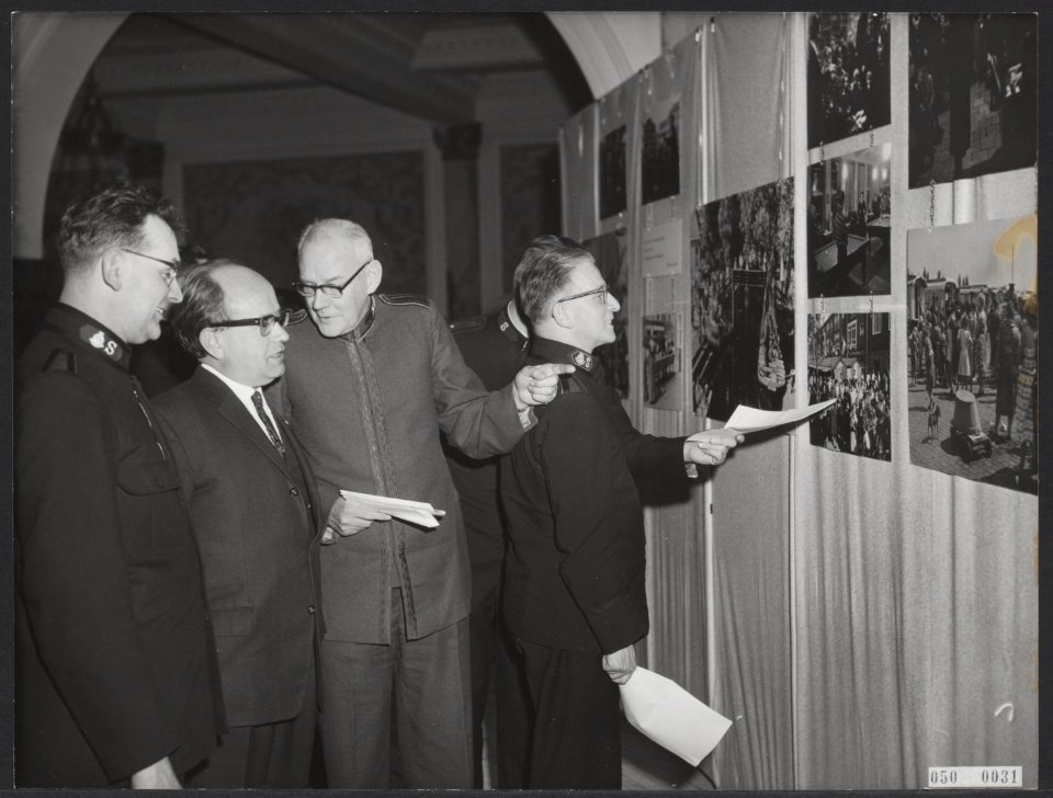 Fototentoonstelling 'Dit is uw Leger' n.a.v. het 75 bestaan en jubileum van het , Bestanddeelnr 050-0031