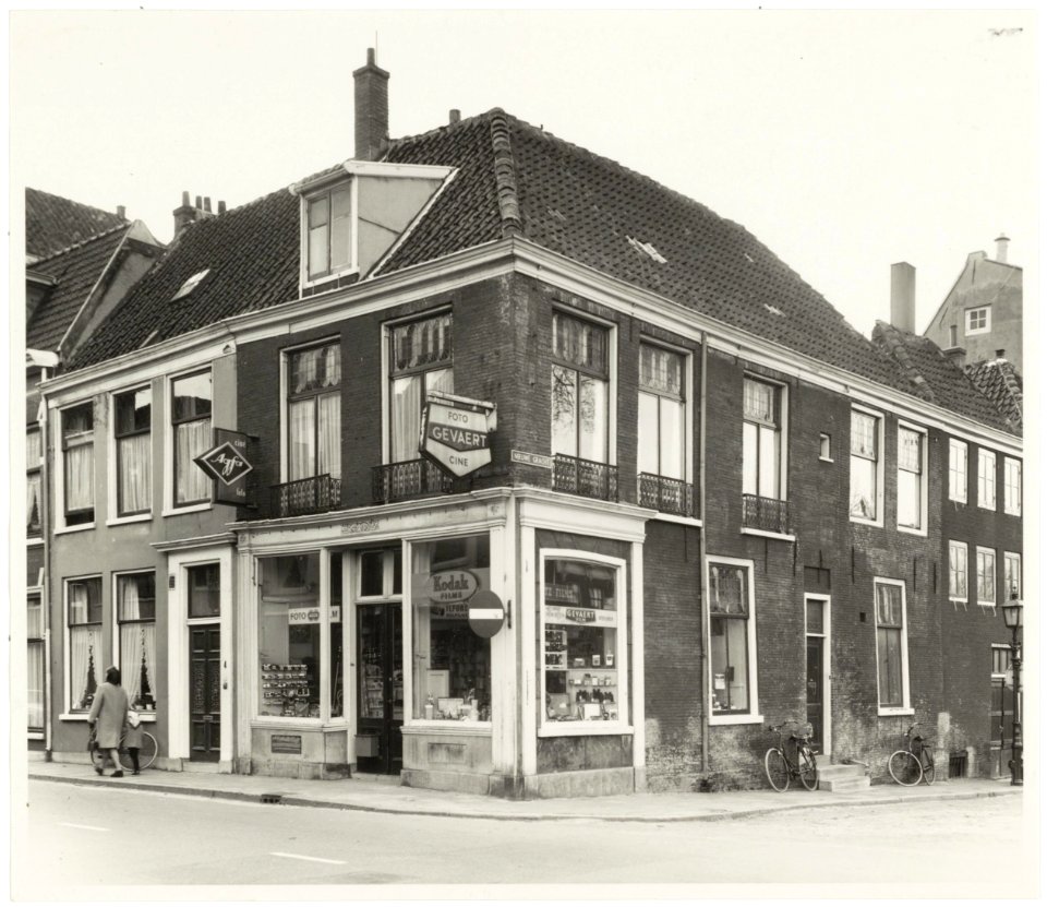 Fotozaak op de hoek van de Nieuwe Gracht. NL-HlmNHA 54036801