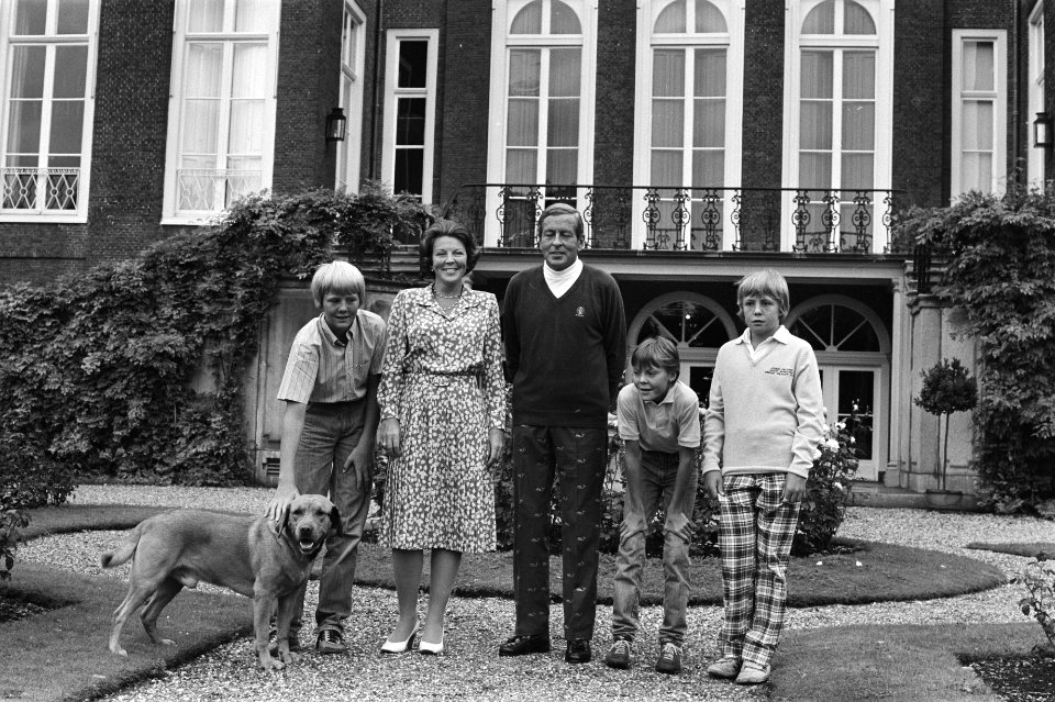 Foto-uurtje Koninklijke Familie op Huis ten Bosch Familie wandelt in de tuin, Bestanddeelnr 932-2833
