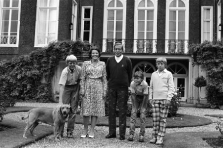 Foto-uurtje Koninklijke Familie op Huis ten Bosch Familie wandelt in de tuin, Bestanddeelnr 932-2833