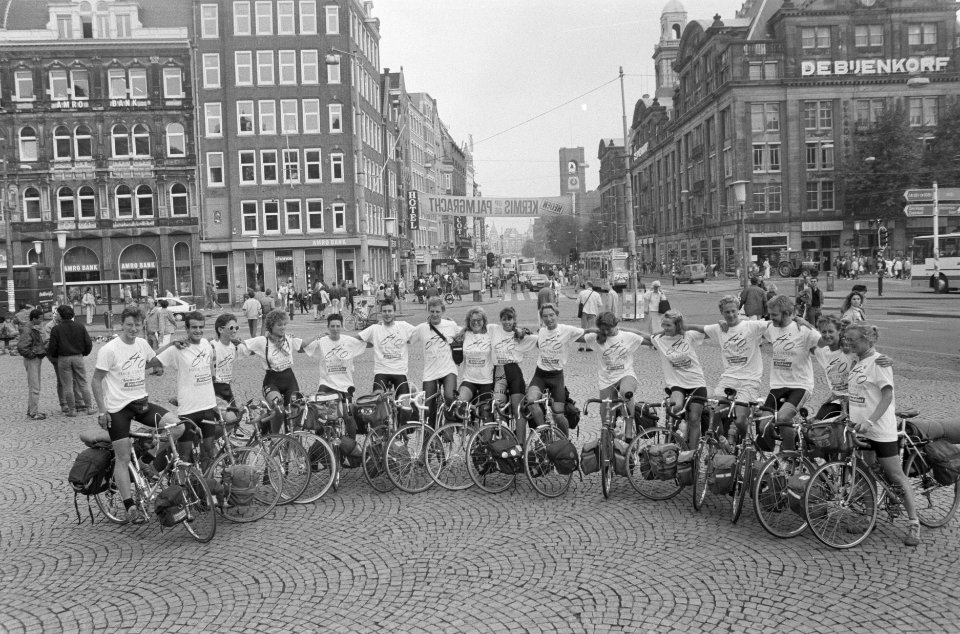 Four Corners, fietsteams op de Dam in Amsterdam, Bestanddeelnr 934-0806