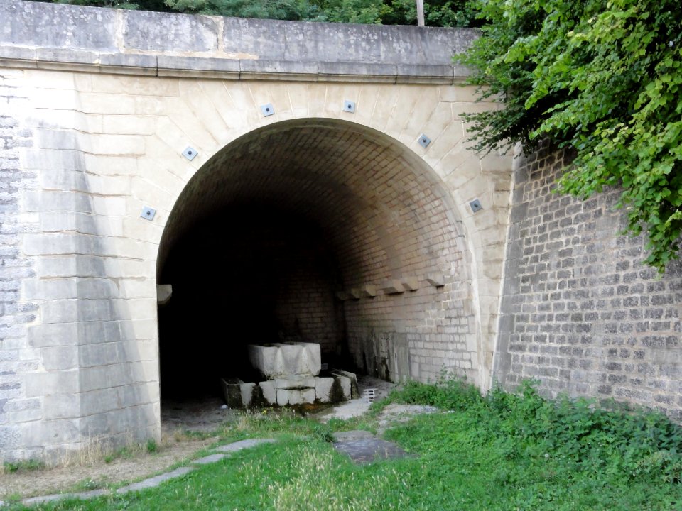 Foug (Meuse) lavoir sous viaduc (02)