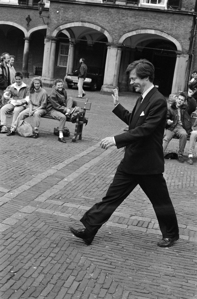 Fractievoorzitter van de VVD, Joris Voorhoeve , loopt over het Binnenhof, Bestanddeelnr 934-4465