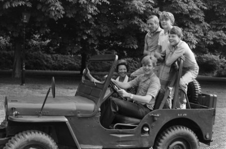 Foto-uurtje Koninklijke familie Prins Willem Alexander achter het stuur van een, Bestanddeelnr 933-3703