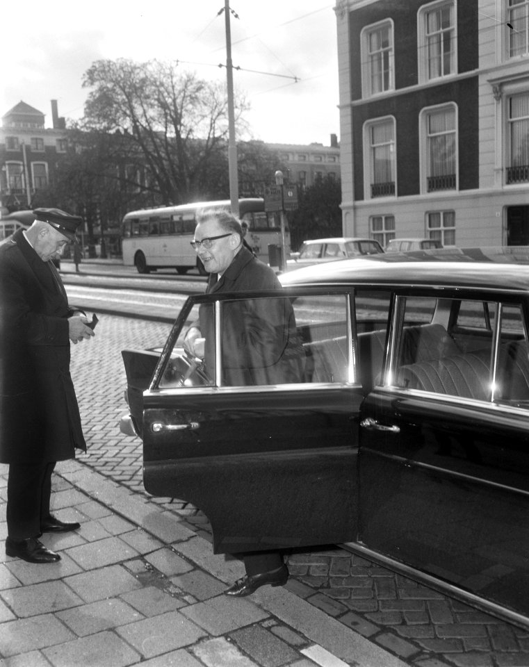 Fractievoorzitter van de KVP de heer Kees van der Ploeg arriveert bij het kantoo, Bestanddeelnr 919-7018