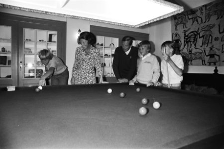 Foto-uurtje Koninklijke Familie op Huis ten Bosch hele familie aan het biljart, Bestanddeelnr 932-2834