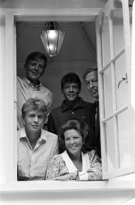 Foto-uurtje Koninklijke Familie op Huis Ten Bosch gehele familie, Bestanddeelnr 933-7234