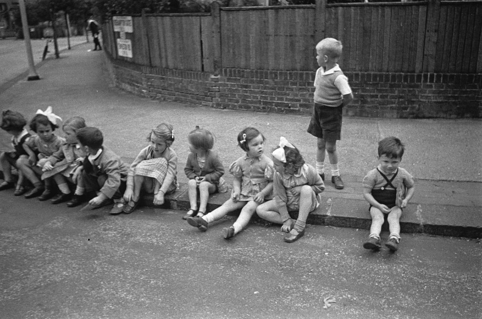 Fotoserie kinderopvang cq kinderbewaarplaats On the morning walk, Bestanddeelnr 935-2106