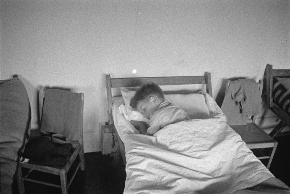 Fotoserie kinderopvang cq kinderbewaarplaats Fast asleep after a day full of e, Bestanddeelnr 935-2111