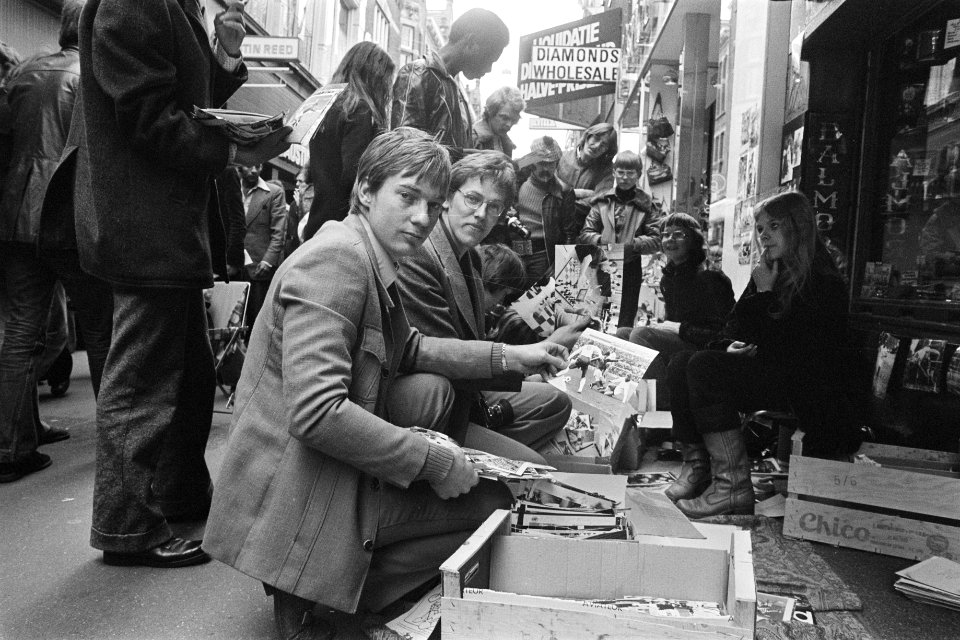 Fotos te koop in de Kalverstraat op Koninginnedag, Bestanddeelnr 929-1572