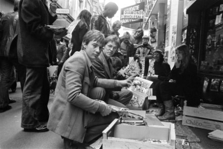 Fotos te koop in de Kalverstraat op Koninginnedag, Bestanddeelnr 929-1572