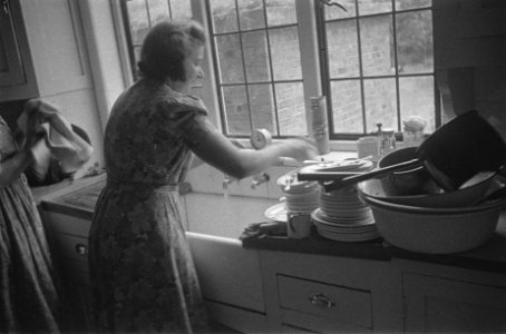 Fotoserie kinderopvang cq kinderbewaarplaats And then there is the washing up , Bestanddeelnr 935-2103