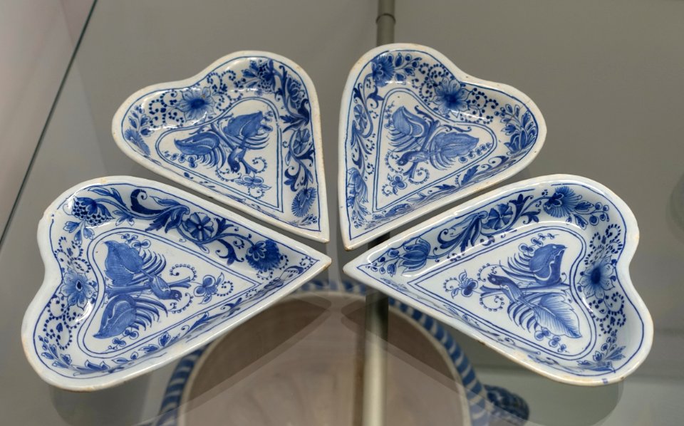 Four dishes with bird, flower, tulip, and clove decorations, Nuremberg, c. 1730, earthenware - Stadtmuseum Fembohaus - Nuremberg, Germany - DSC02292