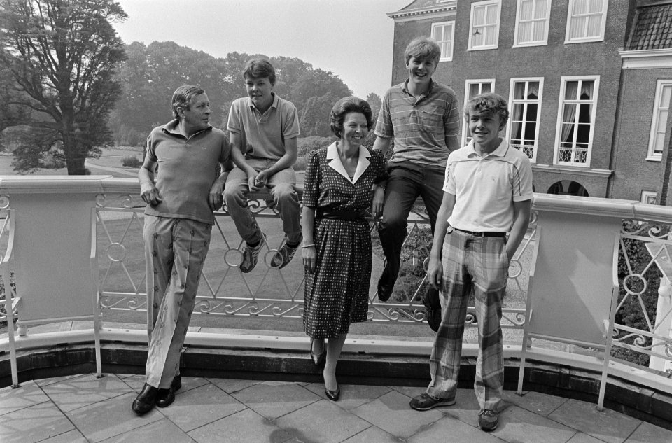 Foto-uurtje Koninklijke familie v.l.n.r. Prins Claus, Prins Constantijn, Koning, Bestanddeelnr 933-3713