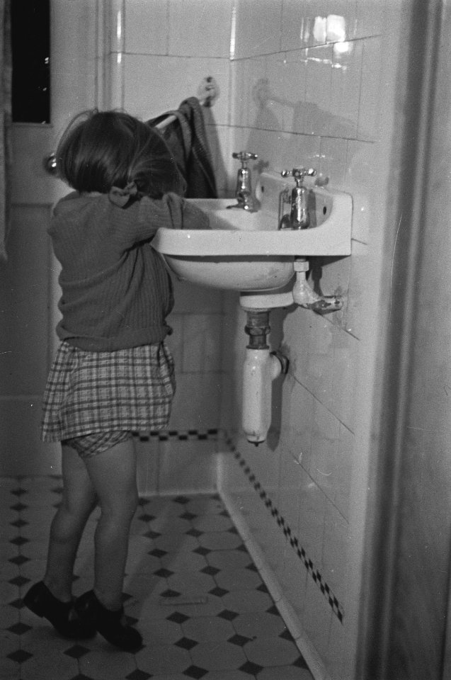 Fotoserie kinderopvang cq kinderbewaarplaats Hands must be washed before dinne, Bestanddeelnr 935-2113