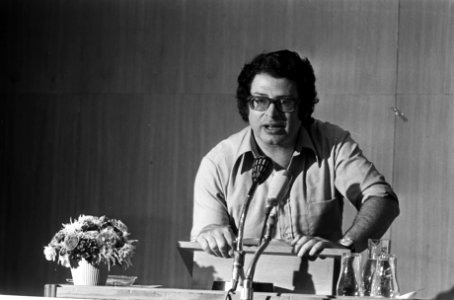 Fractievoorzitter Van Thijn aan het woord, Bestanddeelnr 927-9890