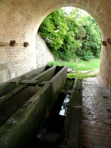 Foug (Meuse) lavoir sous viaduc (01)