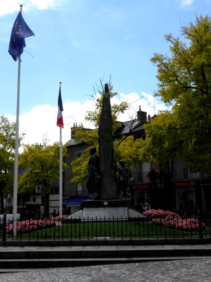 Fougères (35) Monument aux morts