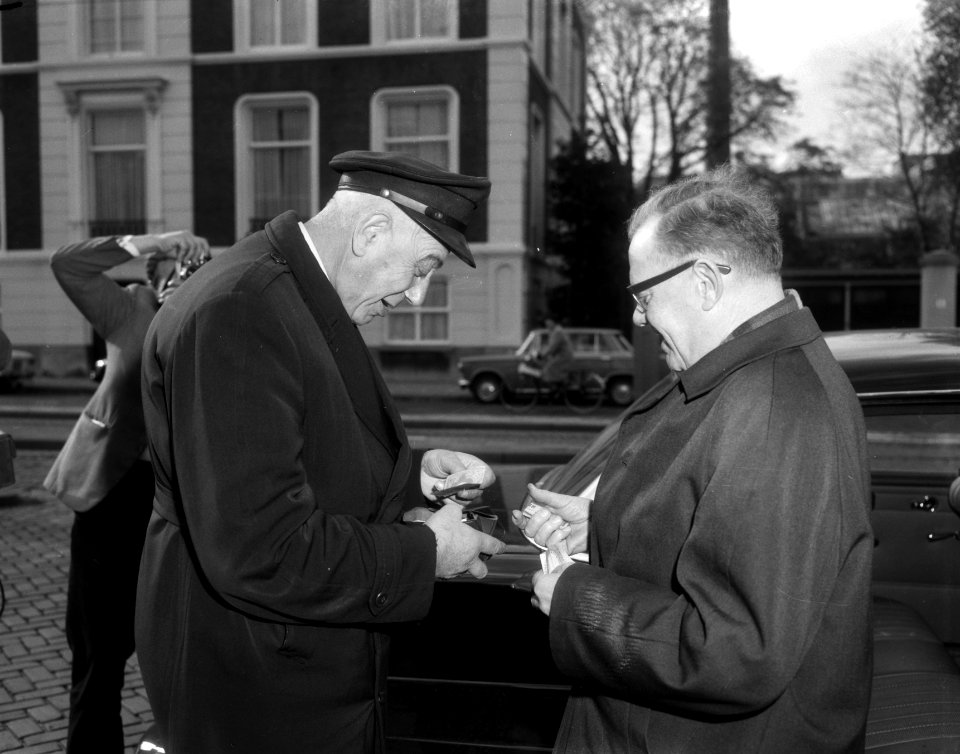 Fractievoorzitter van de KVP de heer C.J. van der Ploeg betaalt een taxichauffeu, Bestanddeelnr 919-7014