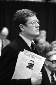 Fractievoorzitter Wiegel (VVD) met een tekst KVP, gebruikswaarde heilloze zaak, Bestanddeelnr 929-0770