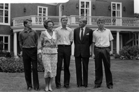 Foto-uurtje Koninklijke Familie op Huis Ten Bosch gehele familie, Bestanddeelnr 933-7235