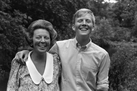 Foto-uurtje Koninklijke Familie op Huis Ten Bosch Koningin Beatrix en Prins Wi, Bestanddeelnr 933-7233