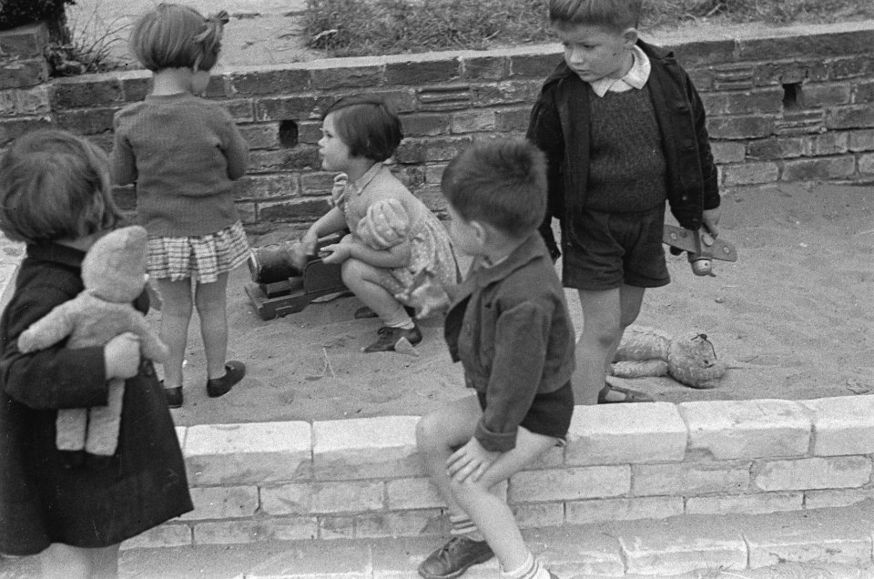 Fotoserie kinderopvang cq kinderbewaarplaats At play in the sandpit, Bestanddeelnr 935-2115