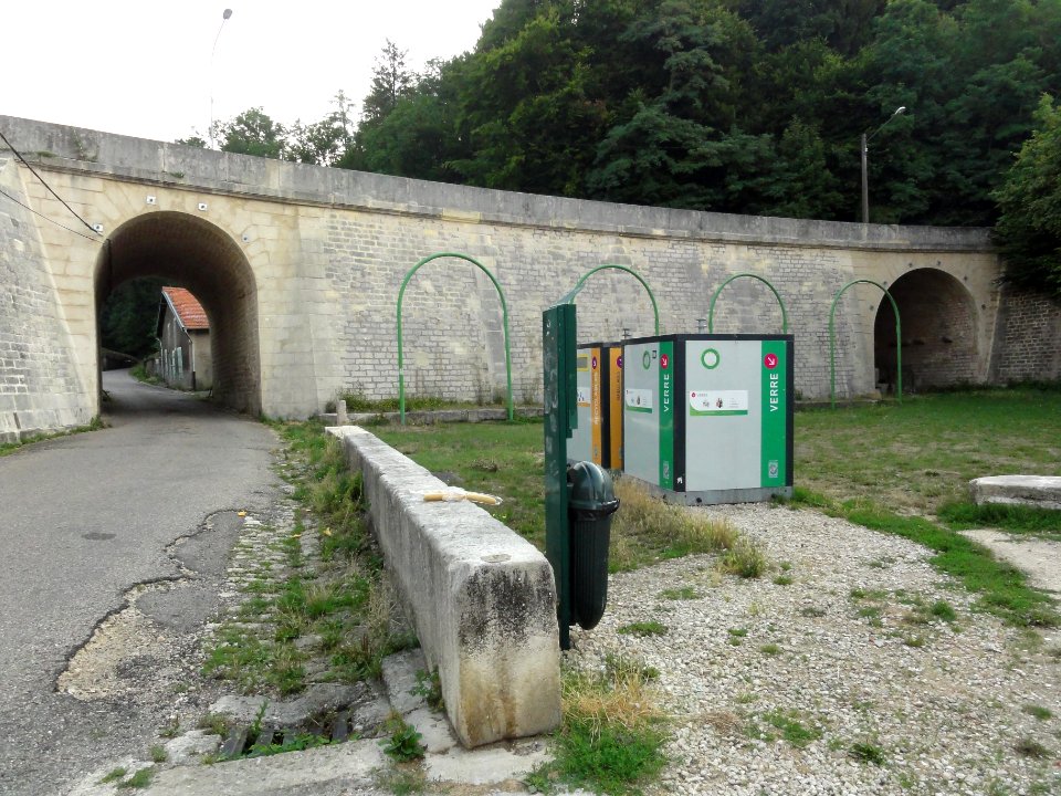 Foug (Meuse) viaduc avec à droite lavoir sous viaduc