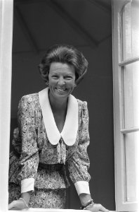Foto-uurtje Koninklijke Familie op Huis Ten Bosch Koningin Beatrix kijkt door , Bestanddeelnr 933-7232
