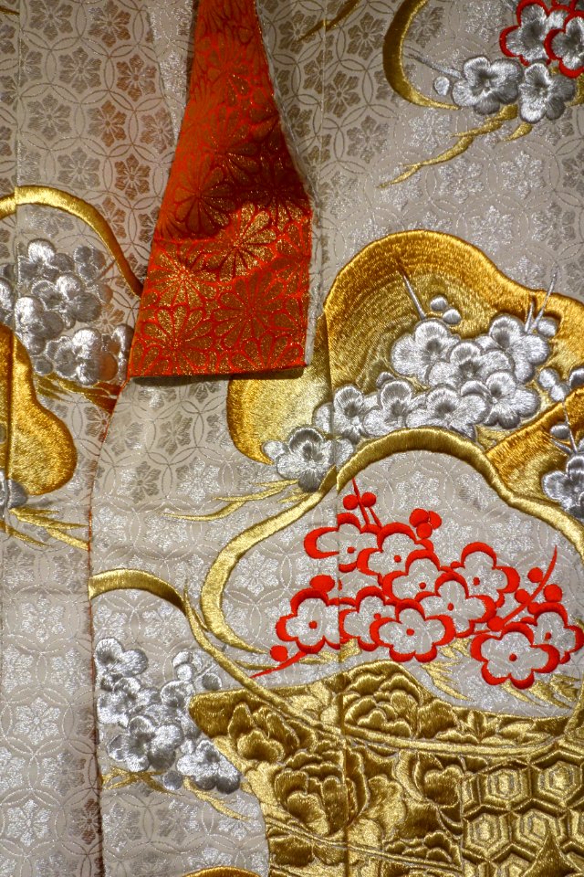 Formal outer kimono (uchikake), Japan, view 2, mid to late 20th century, silk, silk floss, silver and gold thread - Textile Museum of Canada - DSC01037