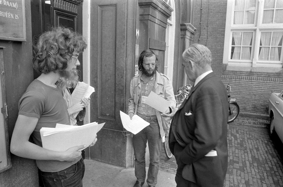 Formateur Biesheuvel achter bureau in gebouw Eerste Kamer Den Haag , stafleden p, Bestanddeelnr 924-6878