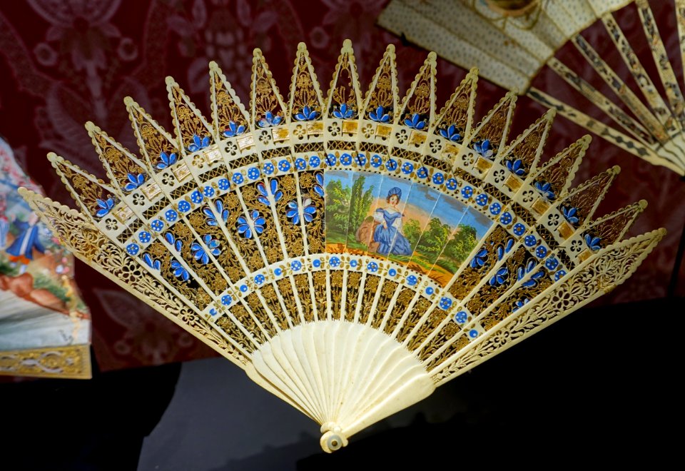 Forget-me-not fan, France, c. 1825, ivory with gouache and gilding - Cinquantenaire Museum - Brussels, Belgium - DSC08952