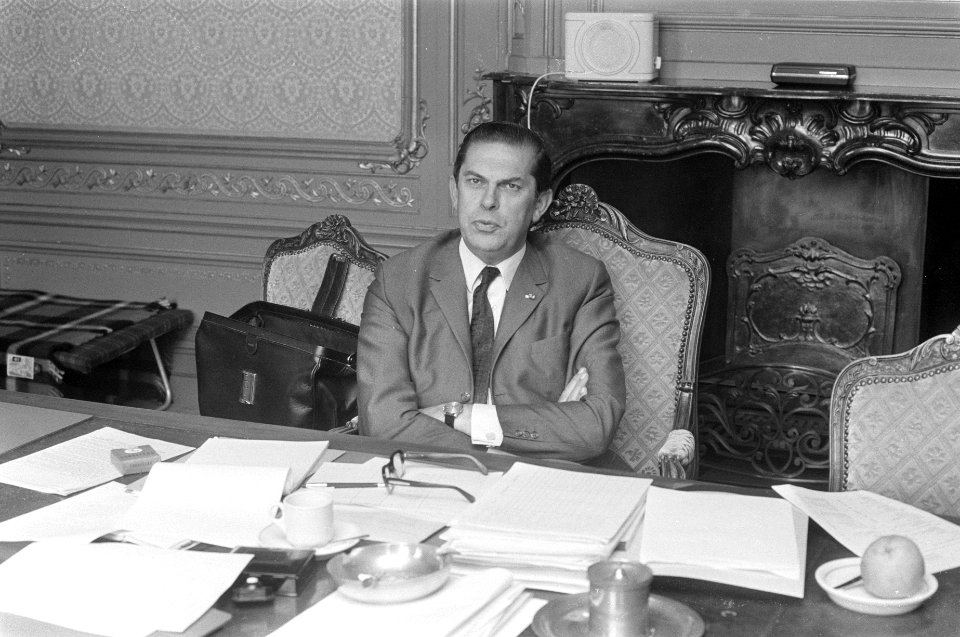 Formateur Biesheuvel achter bureau in gebouw Eerste Kamer Den Haag, Bestanddeelnr 924-6879