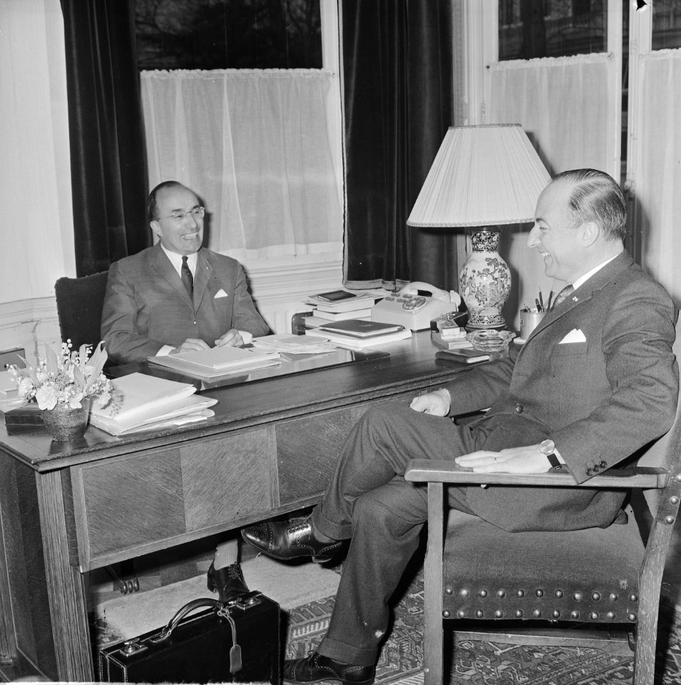 Formateur mr. Th. Cals met de heer Schmelzer, fractievoorzitter van de KVP in de, Bestanddeelnr 917-5570