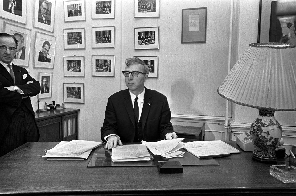 Formateur prof. Jelle Zijlstra achter zijn bureau bij op het ministerie van Alge, Bestanddeelnr 919-7977