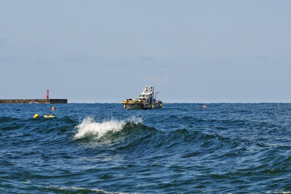 Sea wave ship