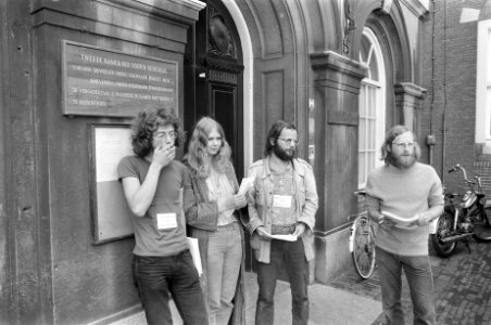 Formateur Biesheuvel achter bureau in gebouw Eerste Kamer Den Haag , stafleden v, Bestanddeelnr 924-6880